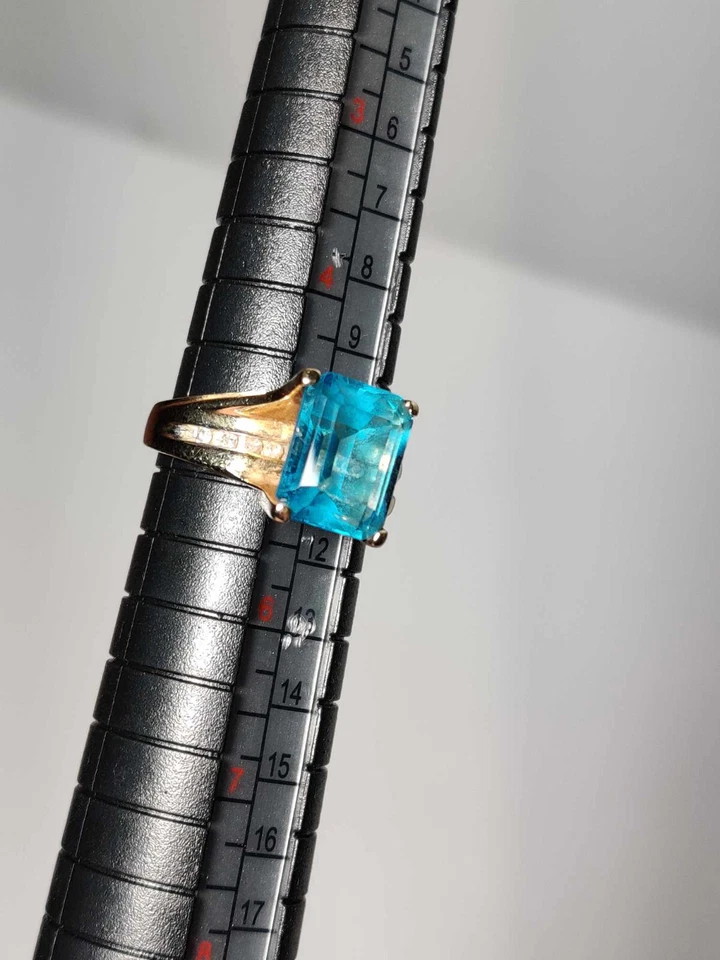 10k Yellow gold ring with Topaz gem and 10 small Diamonds , US size 5 - Image 2 of 4
