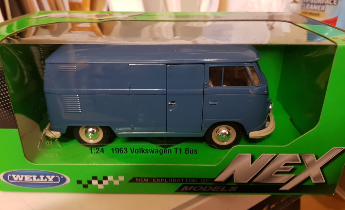 新品 1963 Volkswagen Bus フォルクスワーゲンバス WELLY 1963 Volkswagen T1 Bus 1:24 Scale Model by Welly - Unpacking