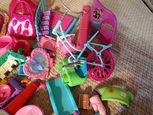 Lot Of Over 75 Pieces Of Doll Furniture and Accessories.Misc. Disney, Barbie Etc - Photo 9 sur 15