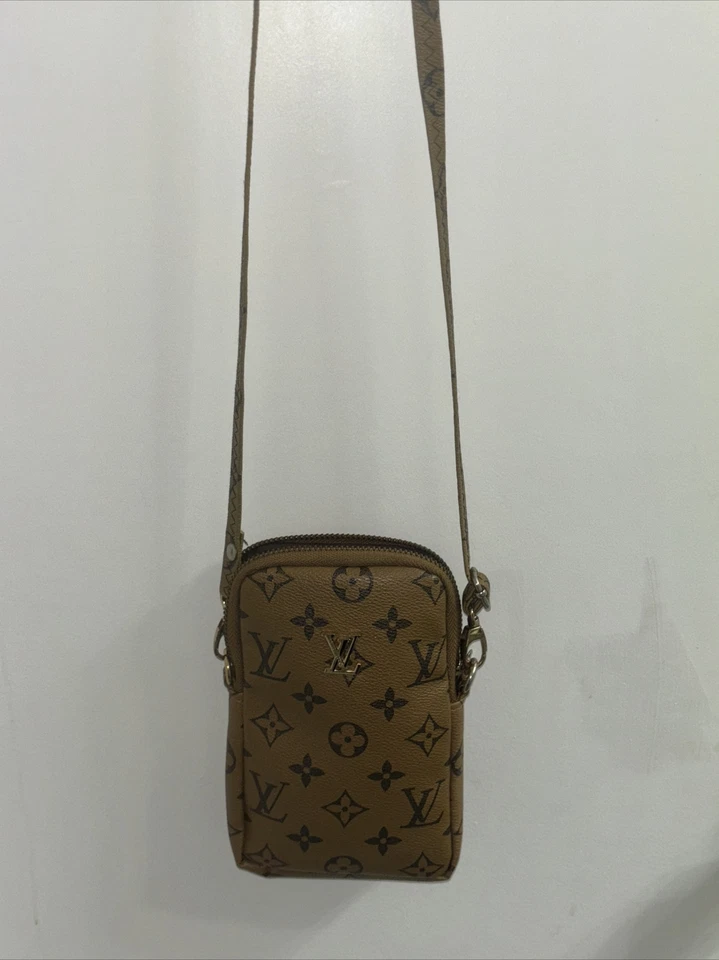 Bolso de Hombro Louis Vuitton Pochette Monograma Reverso Foto 3 de 4