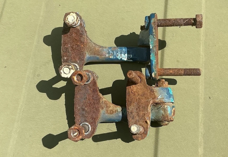 A SET OF CLASSIC ORIGINAL MORRIS MINOR TRAVELLER REAR DOOR HINGES - Image 3 of 4