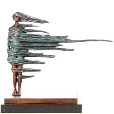 Moderne Bronze Statue Frau im Wind auf schwarzem Marmor Sockel Signed