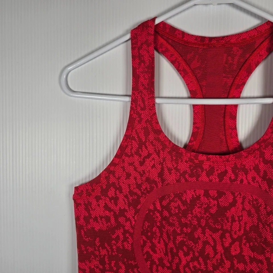 Camiseta sin mangas Lululemon Swiftly Tech espalda cruzada 2.0 camuflada roja roca/acampanada talla 6 nueva sin etiquetas Foto 4 de 4