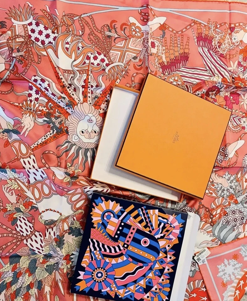 全新无标签 正品 Hermes Carre 90 真丝围巾 Carre 斜纹 Le Sacre Des Saisons Ve,粉红色 — 第 2/2 张图片