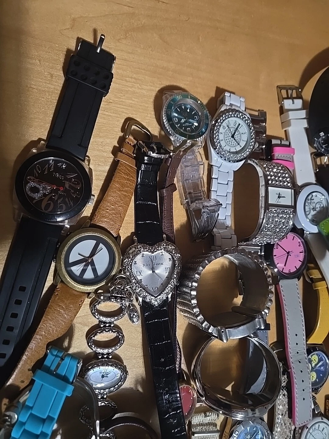 Lotto 50 orologi donna abito e stile Invicta Sperry Ginevra Swatch Kate Spade ecc