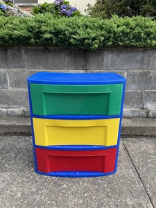 red and green sterilite containers