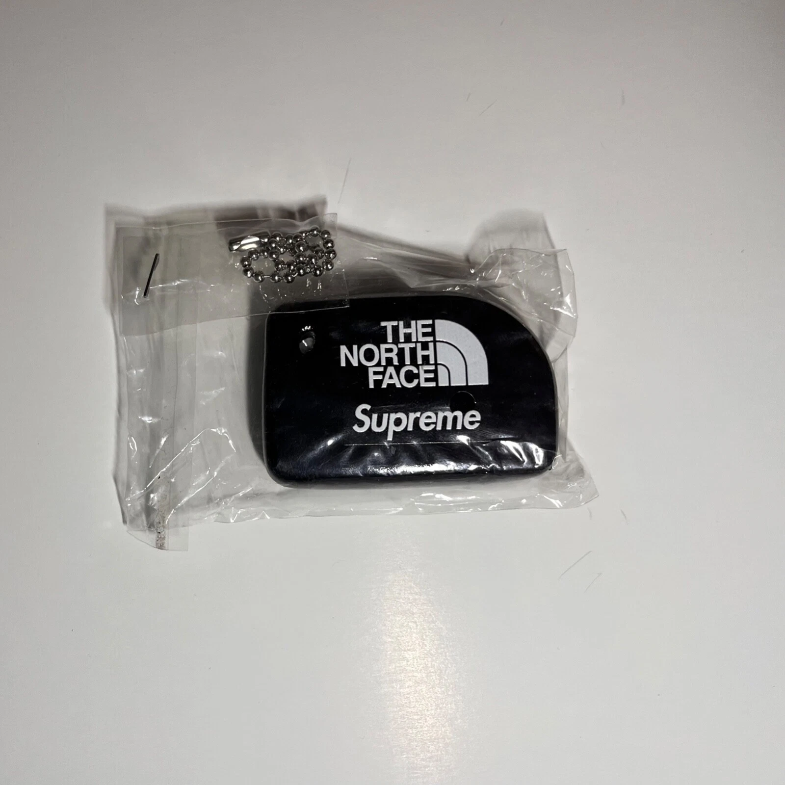 Porte clés flottant Supreme X The North Face logo noir SS2020