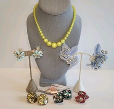VTG 50s 60s 7 Piece Jewelry Lot PLASTICS Lucite Moonglow Confetti Ear Climbers