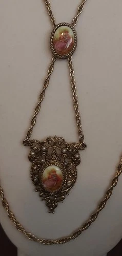 VTG Long Strand Courting Cameo  Costume Jewelry Necklace Gold Tone Chain/Setting