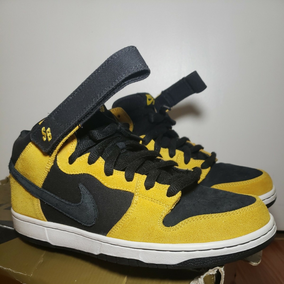 Pre-owned Nike SB Dunk Mid Size 9.5 Pre-owned Nike SB Dunk Mid Size 9.5