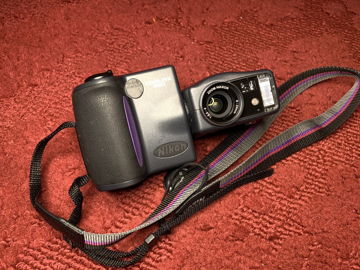 Nikon Coolpix 990 Digital Camera 3.3 MP Optical Zoom - Tested