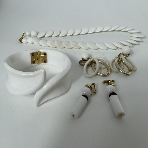 Lote de 6 Pendientes Pulsera Collar Corona Trifari Blanco Joyería Vintage 2 Pares - Imagen 4 de 11