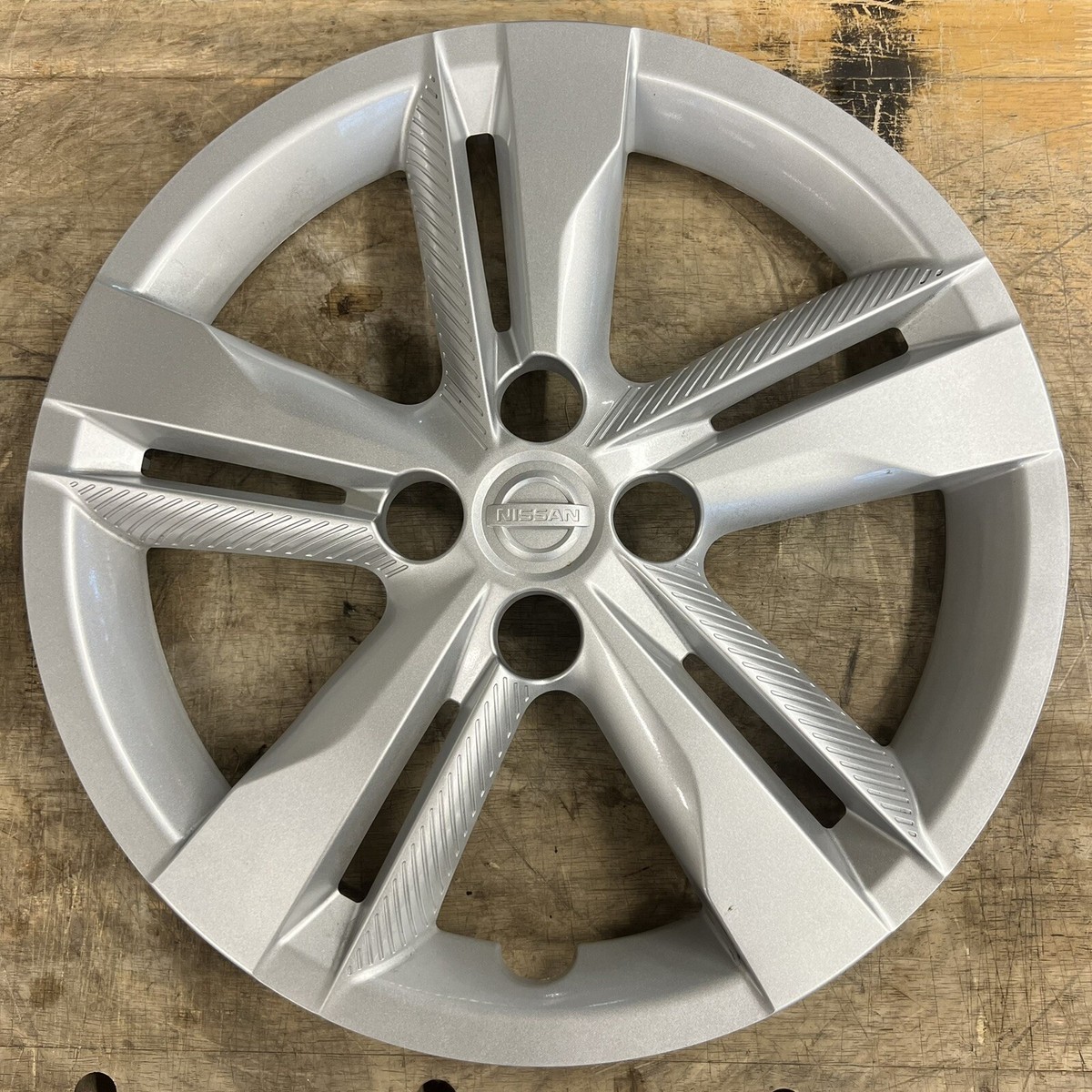rin Nissan Single OEM HubCap WheelCover for 2017-2018 Kicks 16
