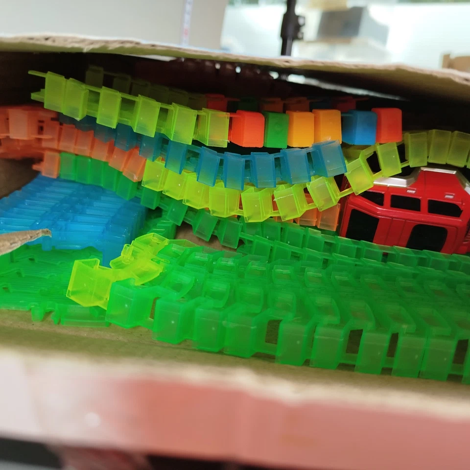 Flexibles Magic Tracks Rennbahnset - 220 Teile, leuchtet im Dunkeln - Bild 4 von 4