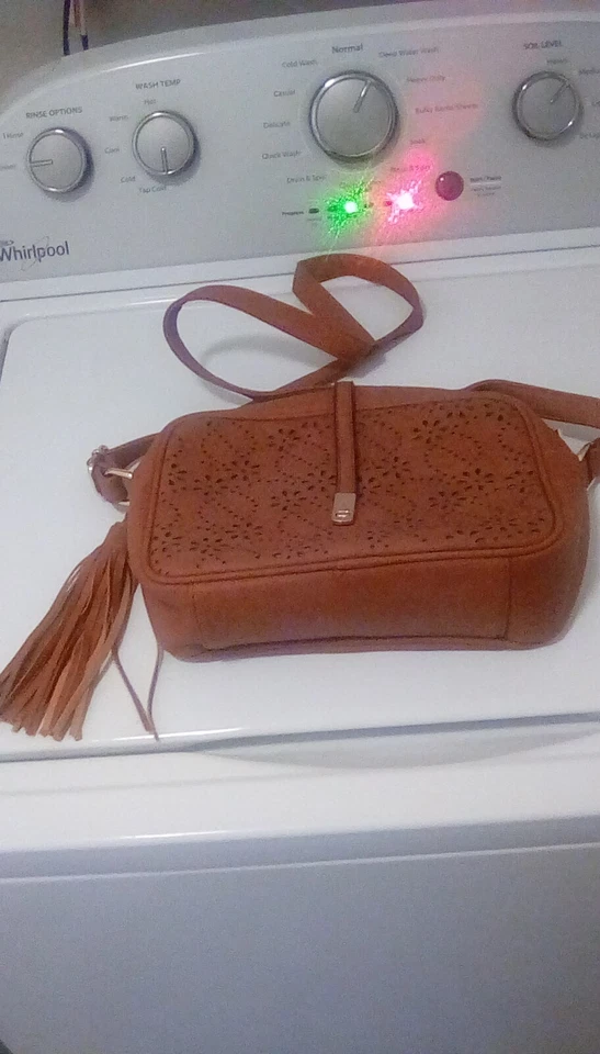 Cartera/Bolso de mano marrón caramelo con borla con diseños de recorte de flores Foto 4 de 4