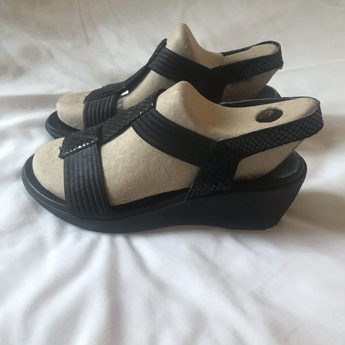 Munro USA ~ Art to Wear ~ Black Platform Slip On Walking Wedge Sandals Size 7.5 - Picture 2 of 10