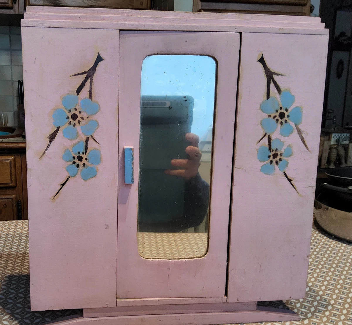 ARMOIRE DE POUPÉE à 2 portes ,en bois peint, années 50 . 38 cm de hauteur