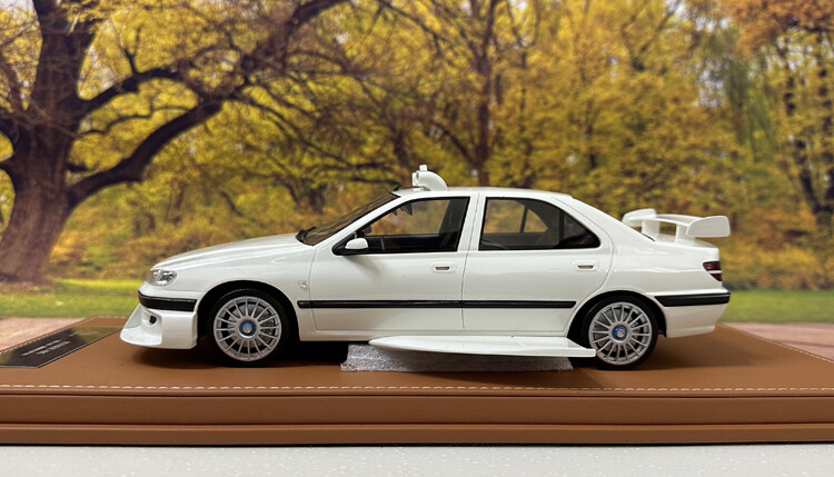 1/18 : La Peugeot 406 de Taxi arrive chez Vehicle Art - PDLV