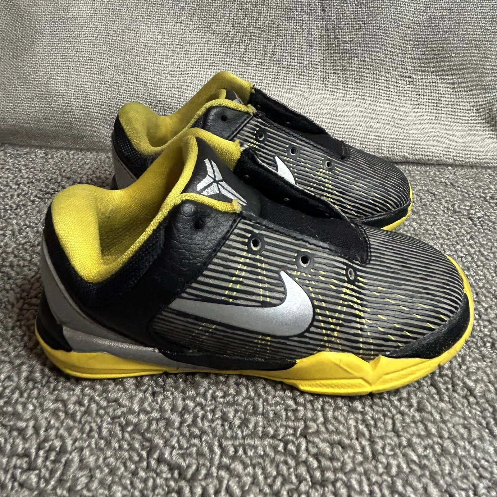 Baskets basketball bébé Nike Kobe 7 enfant taille 8C Supreme Del Sol Lakers Zoom
