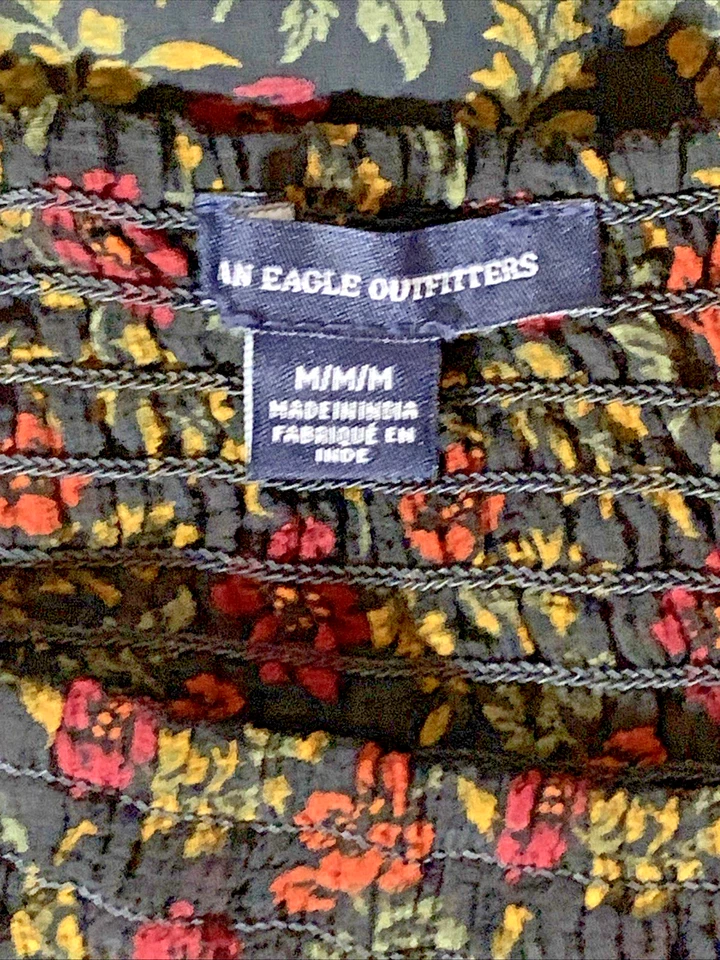 Top mediano American Eagle para mujer negro dorado floral calado boho campesino Foto 3 de 3