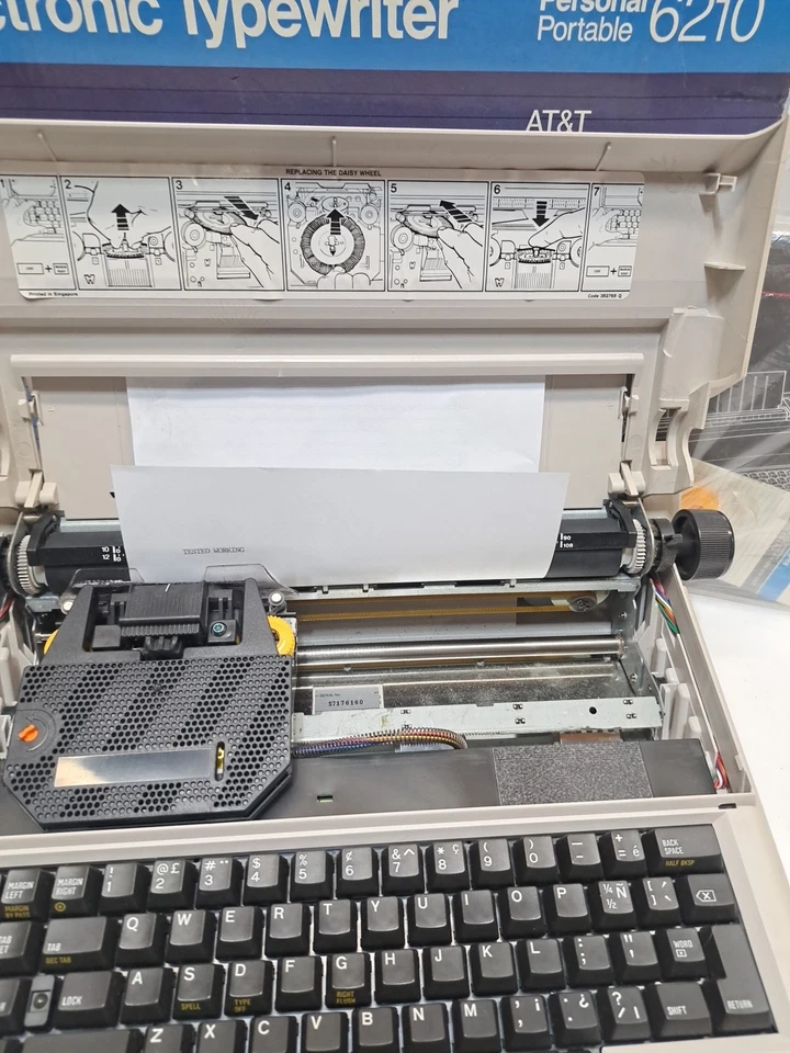 Máquina de escribir electrónica AT&T 6210 de colección personal portátil Surespell necesita tinta Foto 3 de 4