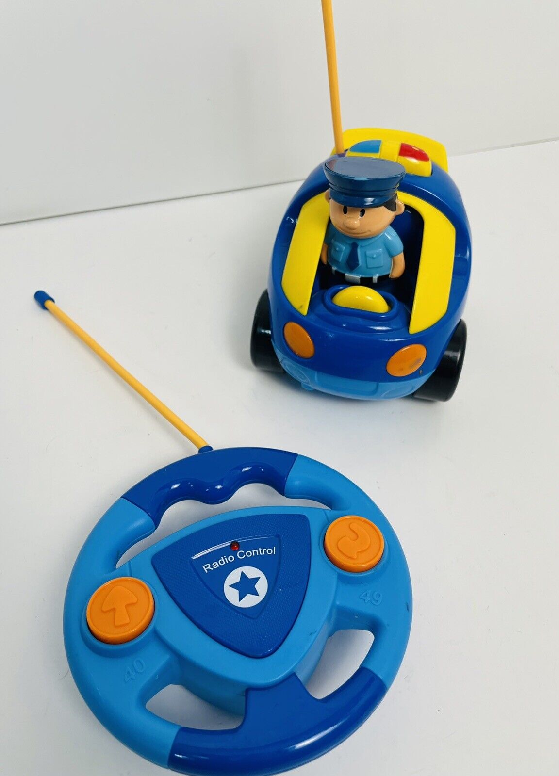 Pack de 2 desenhos animados R / c carro de polícia e controle de