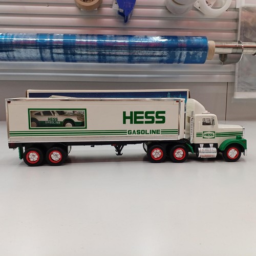 Hess 18 Wheeler And Racer Scale - Picture 9 of 12