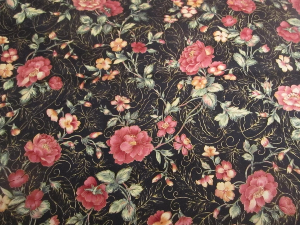 Maywood Studio Enchantment 818 rosa sobre negro con rollos dorados tela algodón por comprar Foto 2 de 4