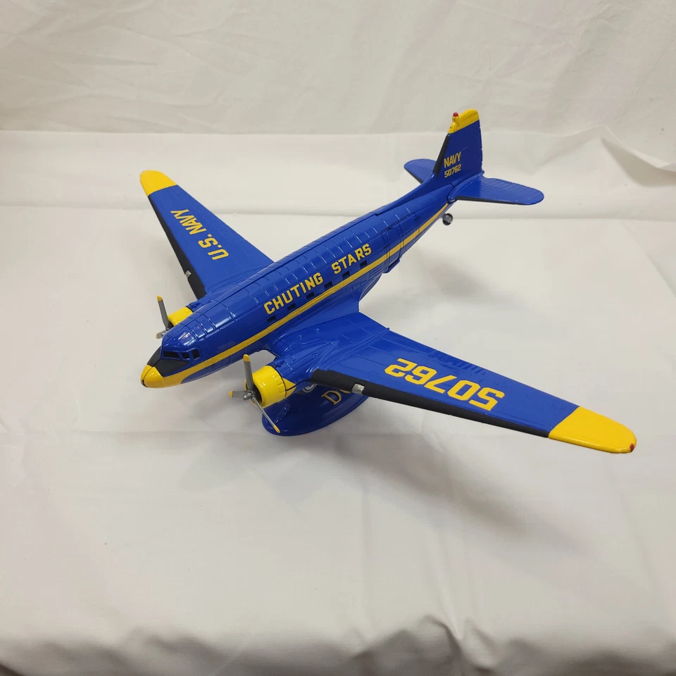 Ertl Douglas DC-3 литая металлическая копия самолета Chuting Stars 1:72 винтажный 1995 - Изображение 2 из 4