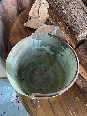 Grande Bassine Ou Seau Ancien En Cuivre Rouge, Italie Toscane, Fond Arrondi