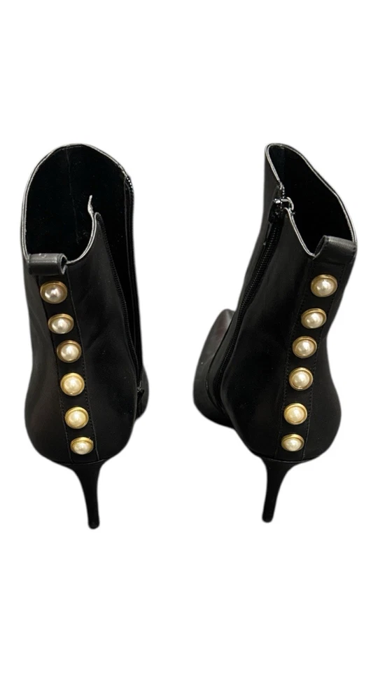 Botines Ivanka Trump de cuero negro con detalle de botones de perlas - Talla 8M Foto 4 de 4