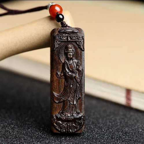 Ciondolo Avalokitesvara vero intaglio a mano indonesiano legno di agar selvatico essiccato - Foto 4 di 10
