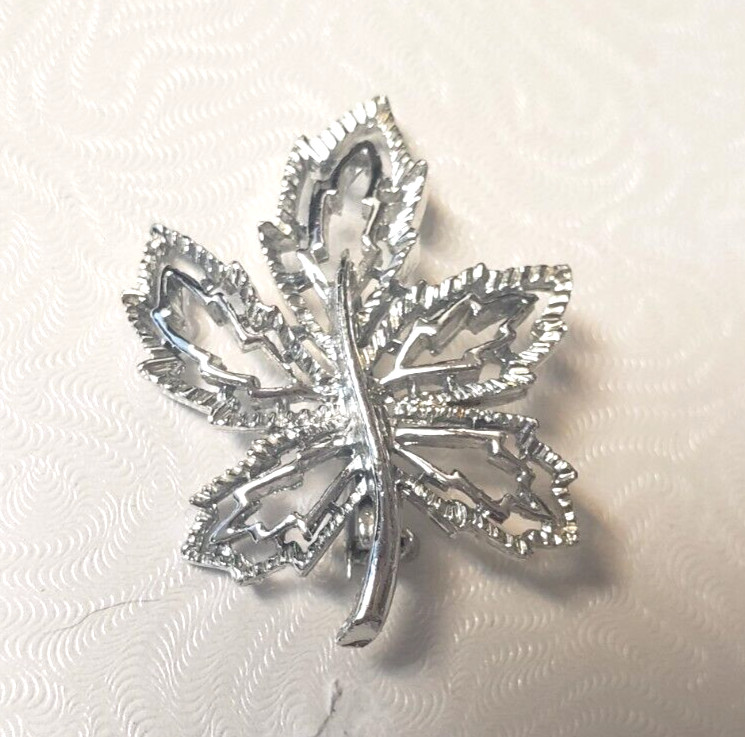 Signed Gerry's Maple Leaf Brooch Silver Tone Text… - image 4