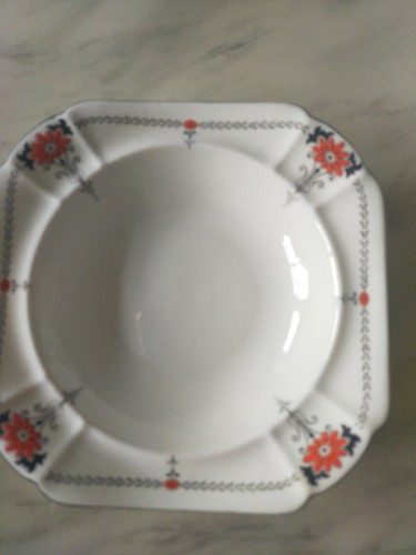 Shelley Red Daisy pattern Queen Anne shape dessert bowls and large fruit bowl - Picture 6 of 8