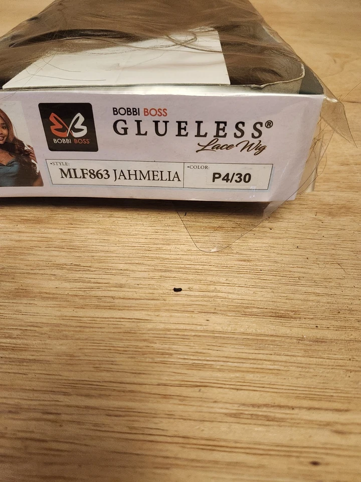 Peluca Bobbi Boss Midway flequillo de longitud media en capas MLF863 Jahmelia P4/30  Foto 2 de 4