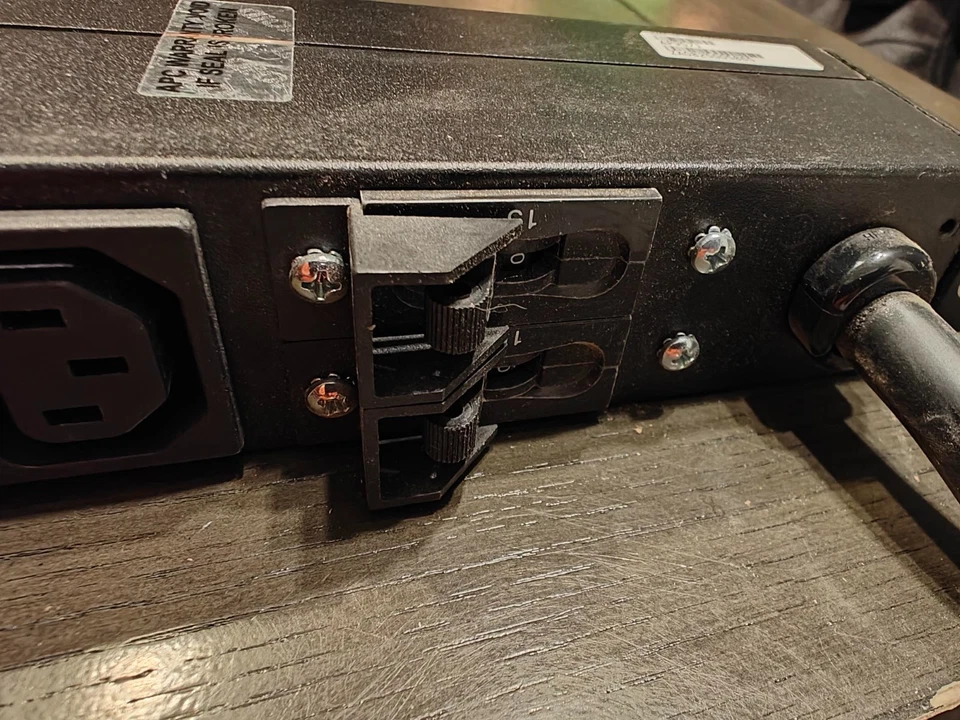 Unidad de distribución de energía PDU para rack APC AP9571 30A 208V L6-30 12 salidas C13 C14 Foto 4 de 4