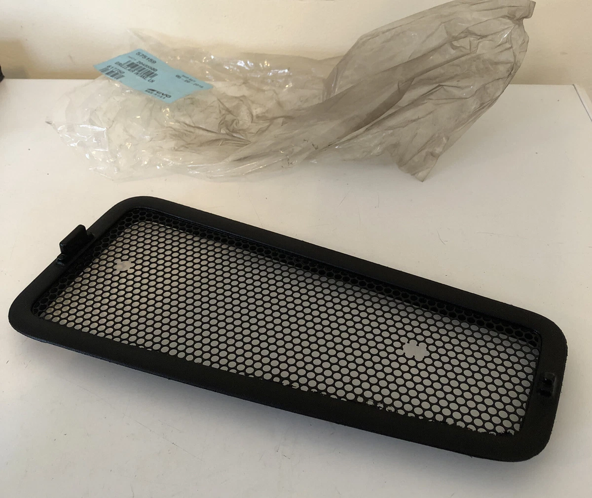 GENUINE VOLVO AIR INTAKE GRILLE LEFT SIDE DRIVERS SIDE 20435580 