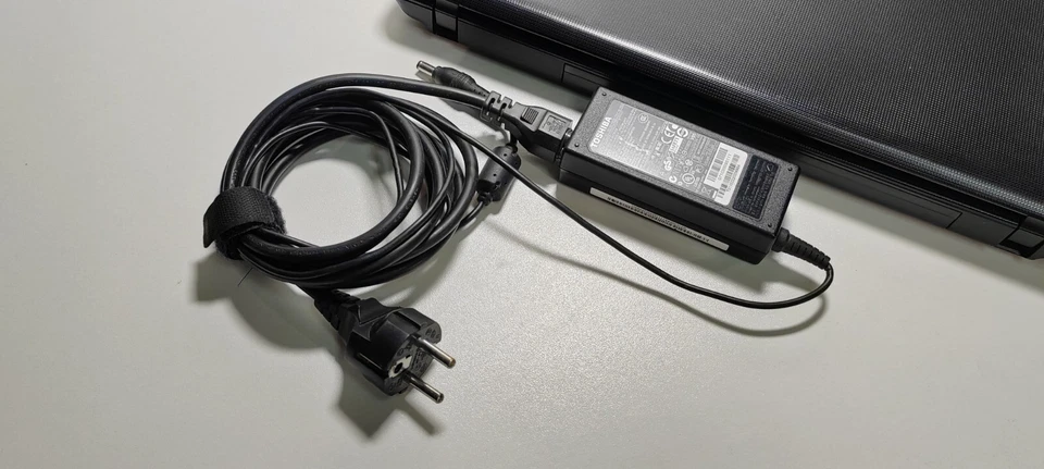 Ordinateur Toshiba SatelliteC650D (15.6") AMD 2,1GHz/SSD240Go/4Go - Photo 2/4