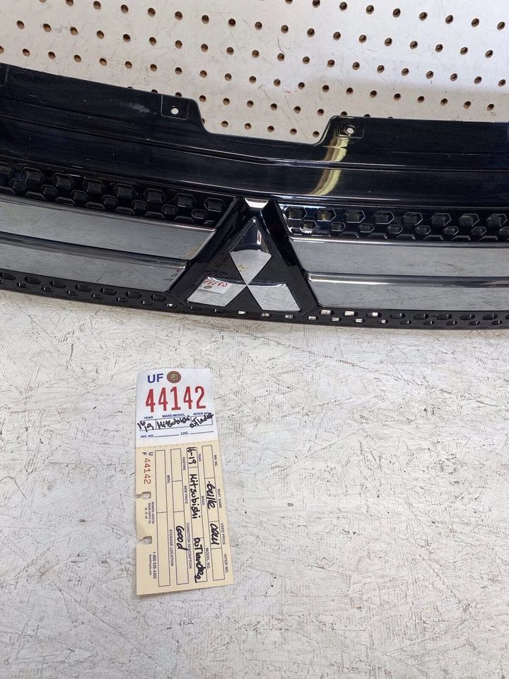 Mitsubishi Outlander 2016 2017 2018 2019 2020 parrilla superior OEM 7450B308 Foto 2 de 4