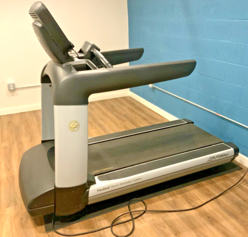 Life Fitness 95TS-DOMLX-0107 95T Flexdeck Shock Absorption System Treadmill