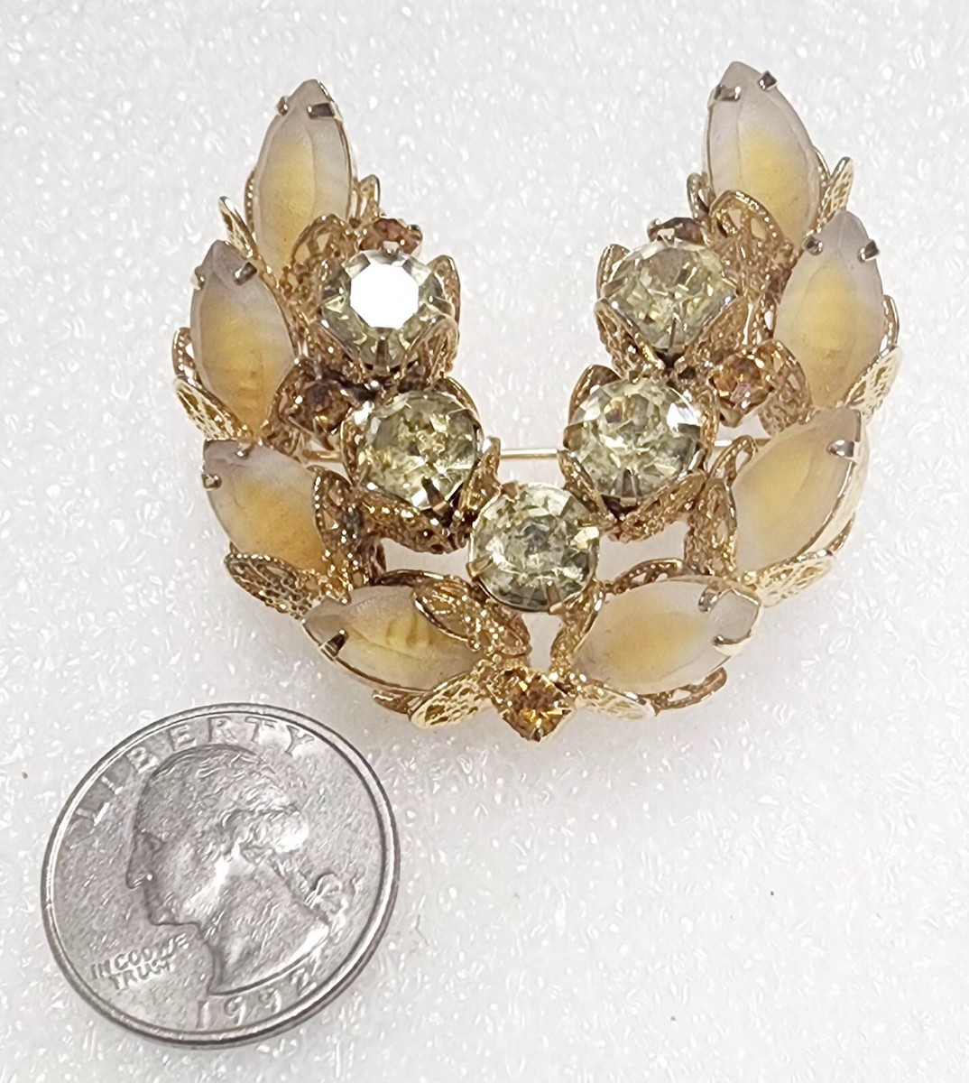 アクセサリー Southern Peach Vintage Frosted Peach & Pale Yellow Wreath Gold Tone Brooch
