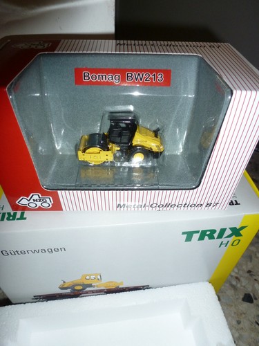 Trix Schwerlastwagen mit einer Bomag BW213  Nr. 24118 | Condition: Neu