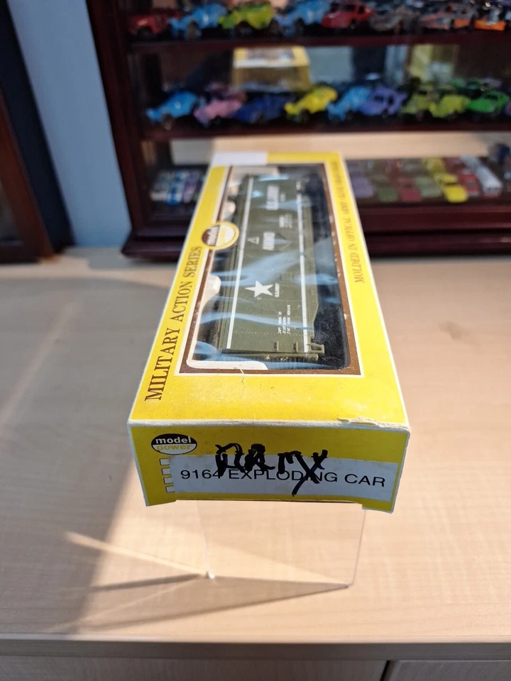 Model power HO Exploding Box Car #9164 - Image 2 of 4