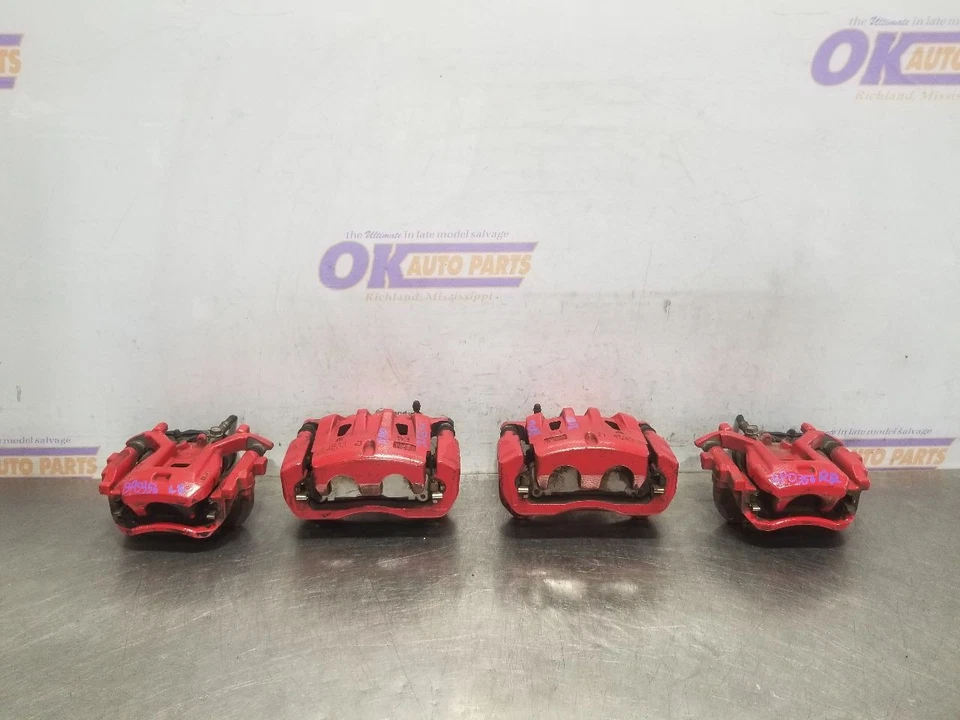 23 2023 TOYOTA CAMRY TRD 3,5 L TRACCIÓN DELANTERA JUEGO DE PINZAS DE FRENO DELANTERAS Y TRASERAS ROJO Foto 2 de 4