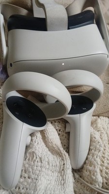 Oculus Quest 2 Meta 128GB Controllers and Headset