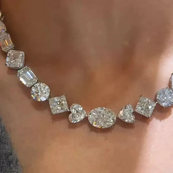 Collar llamativo de diamantes creado en laboratorio de varios cortes de 150 quilates enchapado en oro blanco de 14 quilates Foto 3 de 4