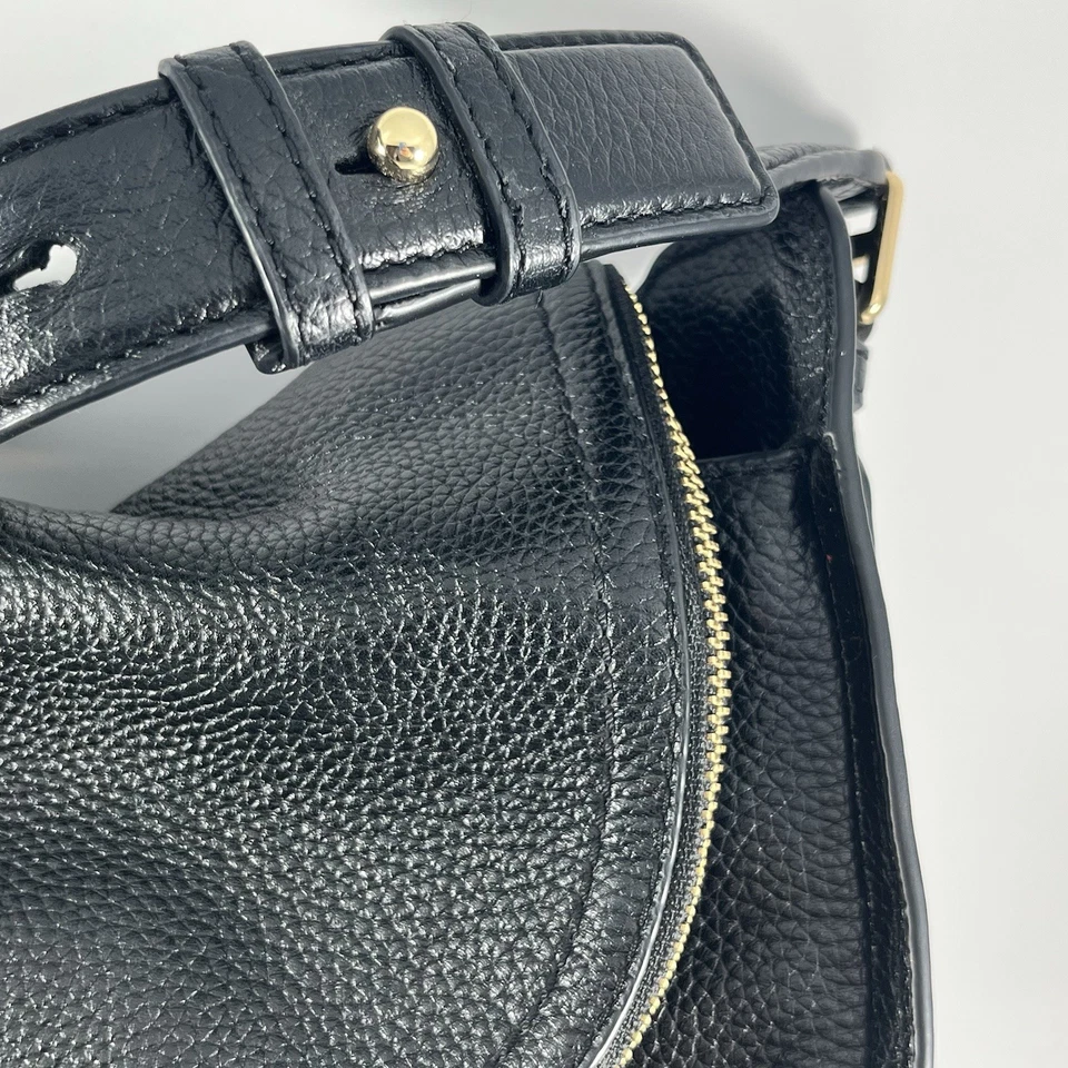 Bolso de Hombro Hobo Plegable Marc Jacobs Cuero Guijarro Negro Dorado Foto 2 de 4