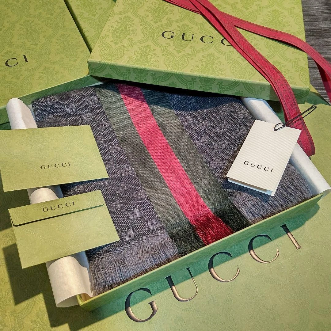 Foulard Gucci noir en laine avec boîte style Cristiano Ronaldo