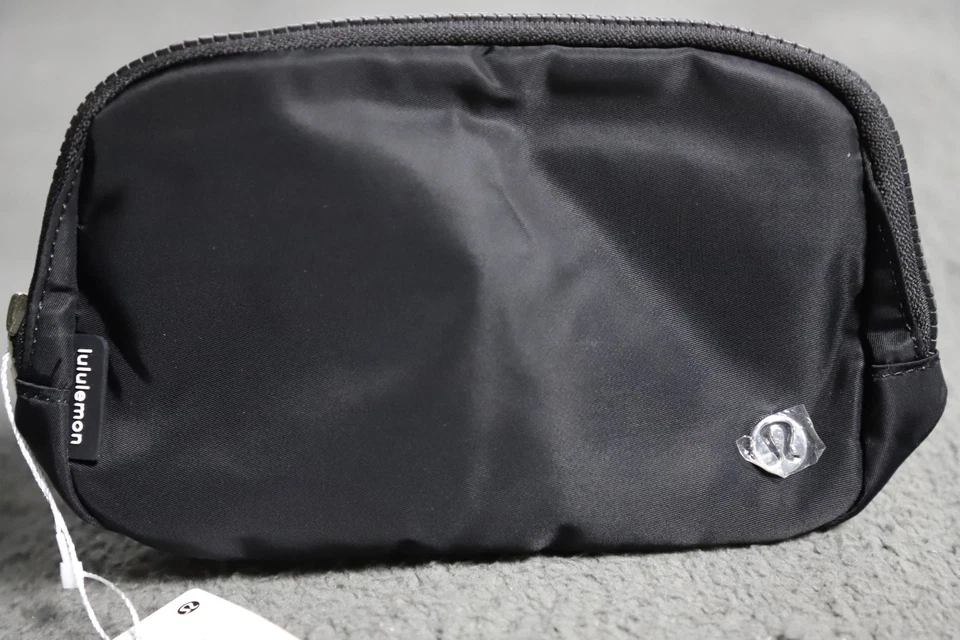 Nuevo con etiquetas Bolso Cinturón Lululemon Everywhere 1L Negro/Blanco Marca Bandolera Paquete Cintura Foto 2 de 4