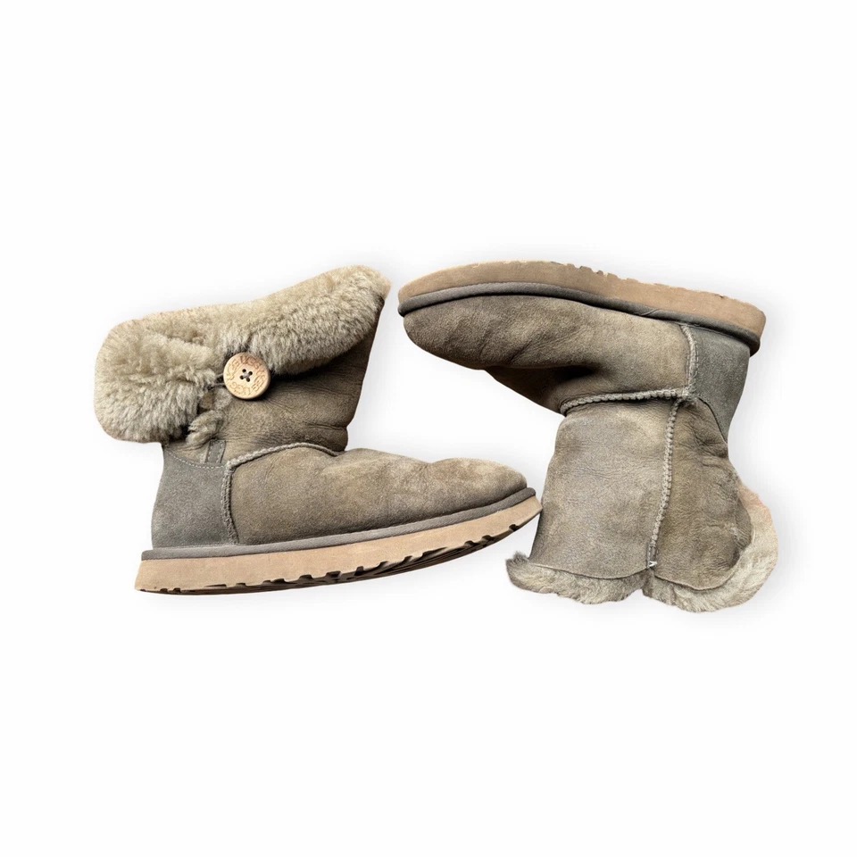 Botas UGG mullidas acogedoras de cuero y piel de oveja color caqui oliva talla W7 Foto 3 de 4